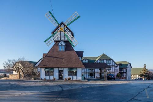 . OYO Hotel Windmill Branson