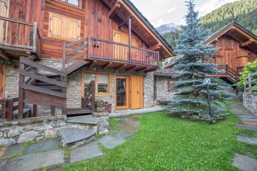 ALTIDO Big Flat for 6 with Backyard and Parking in Courmayeur - Apartment
