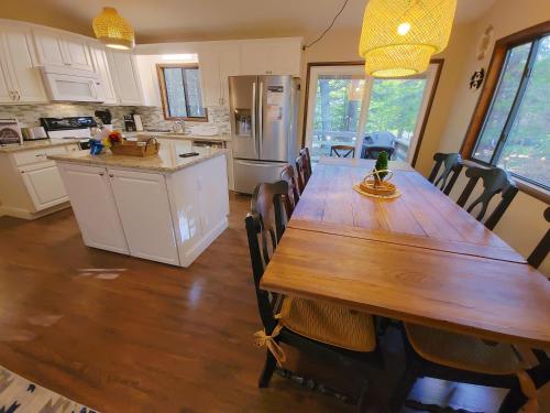 Faciliteiten, Indoor Pool, Firepit, Self Check-in, BBQ, FREE Amenities, KING Bed, Full Kitchen in Clarks Summit