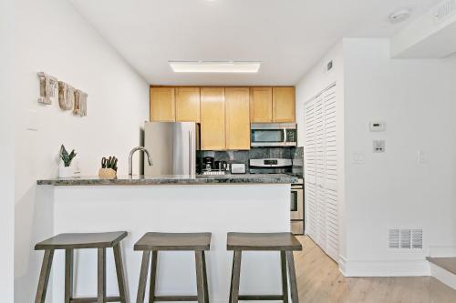 Convenient 1-Bedroom Loft Close to Wrigley Field - image 4