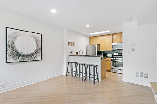 Convenient 1-Bedroom Loft Close to Wrigley Field - image 8
