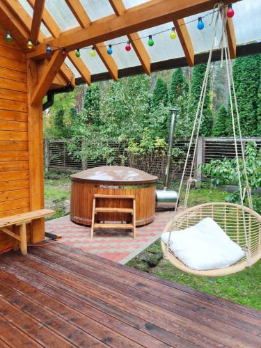 Forest house with outdoor hot tub in อซารี