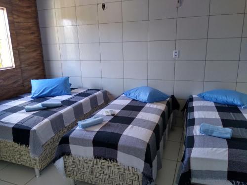 1 double bed, 2 twin beds