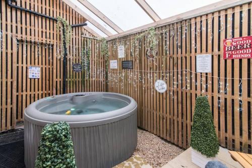 Market Street Luxury Retreat Apartment With Hot Tub & Games Room, , Nottinghamshire