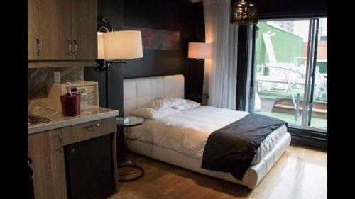 Room in Apartment - 304 Terace Studio Drummond Next To Ritzsofitel feel like a boutic hotel design