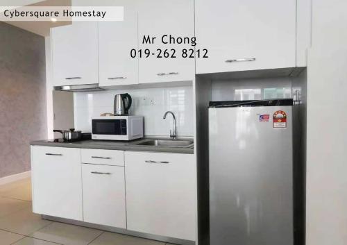 주방, Cybersqaure Studio Suites with Netfilx @10 min walking distance to McD in 사이버자야