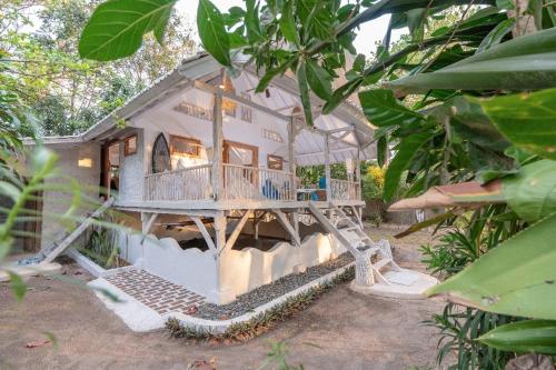 Scar Reef Resort - Beachfront Paradise HALF BOARD or NIGHT STAY in Beru