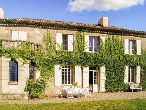Expensive Mansion in Lauzun with Pool and Garden gîte à louer Portail