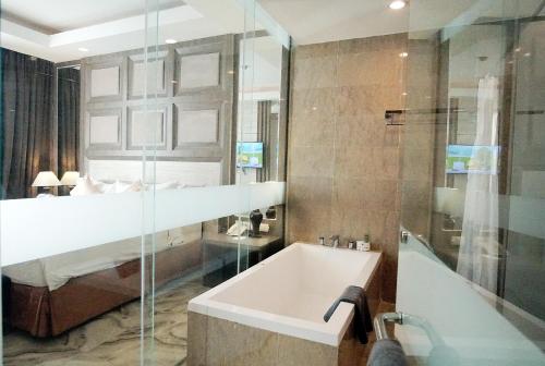 Bathroom, ASTON Lampung City Hotel in Bandar Lampung
