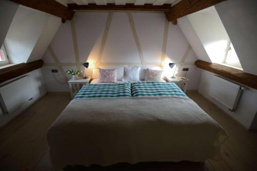 1 queen bed, 1 twin bed