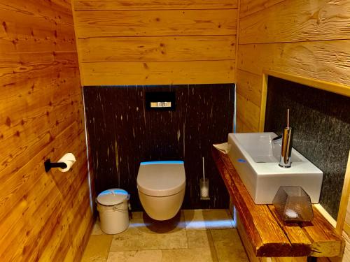 Ferienhaus am See mit Sauna und Whirlpool - image 14