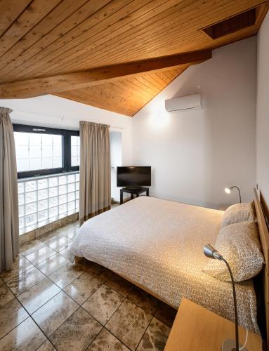 3 bedrooms, 6 beds