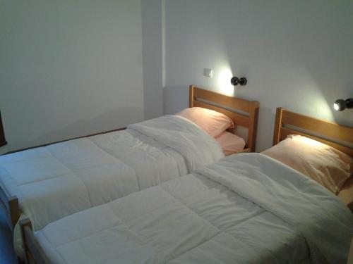 2 twin beds