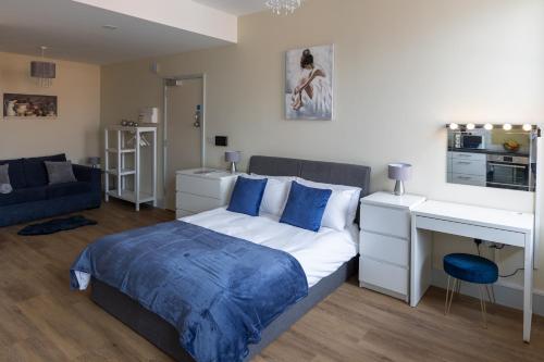 Apartment 7 Isabella House Aparthotel By RentMyHouse - image 2
