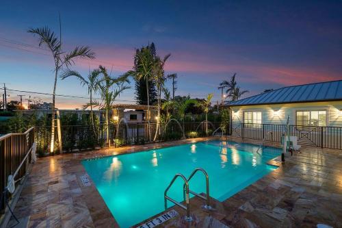 Bermuda Bungalows Tropical Island Getaway in West Palm Beach, USA