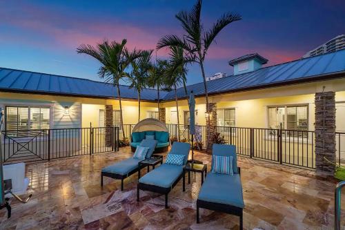 Bermuda Bungalows Tropical Island Getaway in West Palm Beach, USA