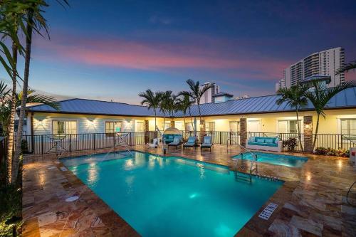 Bermuda Bungalows Tropical Island Getaway in West Palm Beach, USA