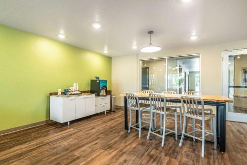 Lobby, WoodSpring Suites Sanford North I-4 Orlando Area in Sanford