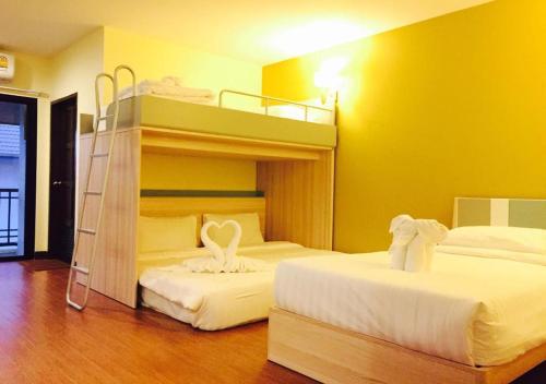1 queen bed, 1 twin bed, 1 bunk bed