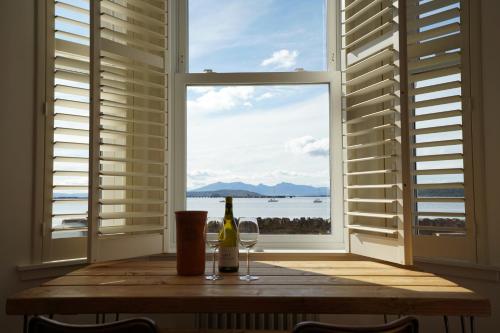 Facilities, Beach house no2 with amazing sea views and private garden onto beach. in Largs