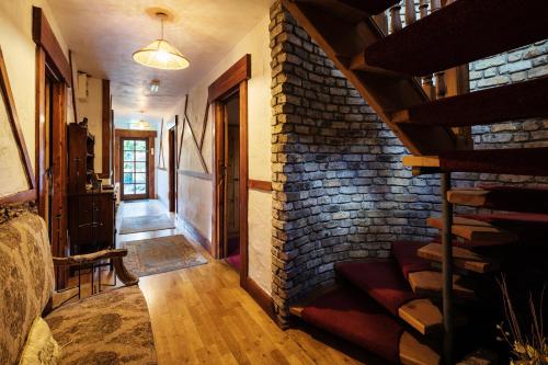 Tudor Lodge B&B - image 12