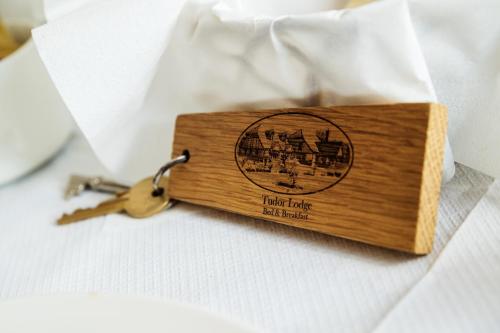 Tudor Lodge B&B - image 3