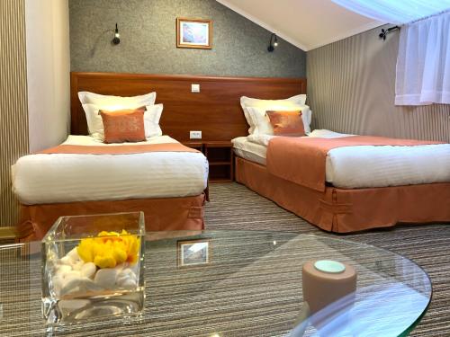2 twin beds, 1 sofa bed