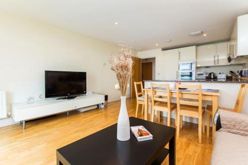 Chrisp Street Modern Bright Three-Bedroom Apartment with a Private Balcony