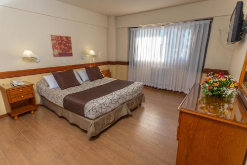 Aguas Del Sur The 2-star Aguas Del Sur offers comfort and convenience whether youre on business or holiday in San Carlos de Bariloche. Both business travelers and tourists can enjoy the hotels facilities and serv