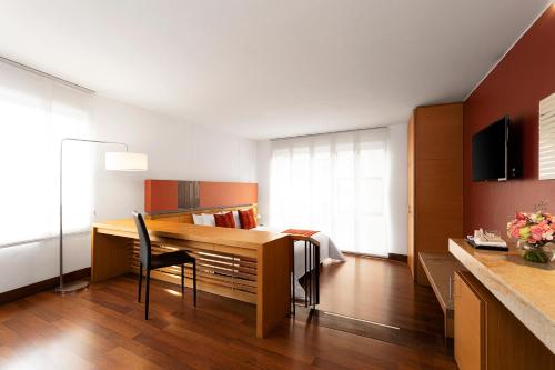 273350342 Hotel bh La Quinta