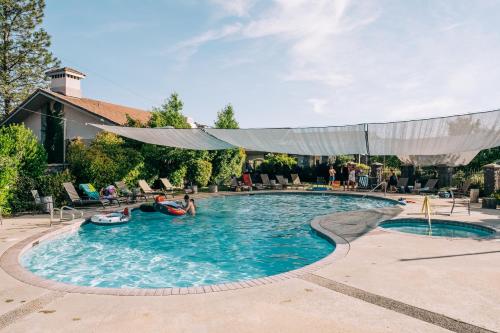 Piscina, Sierra Meadows in Ahwahnee (CA)