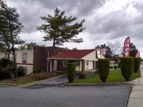 Exterior view, Red Crown Inn in Russett (MD)