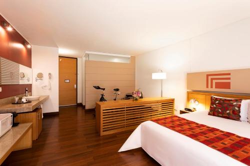 273362914 Hotel bh La Quinta