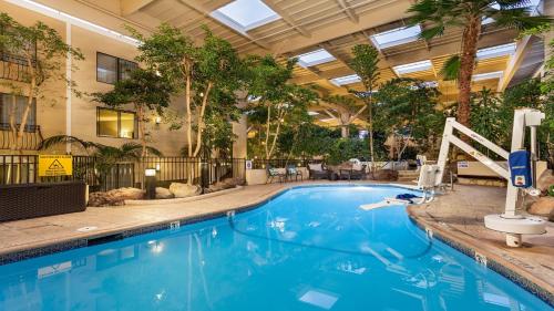 Swimming pool, Concord Plaza Hotel in Concord (CA)
