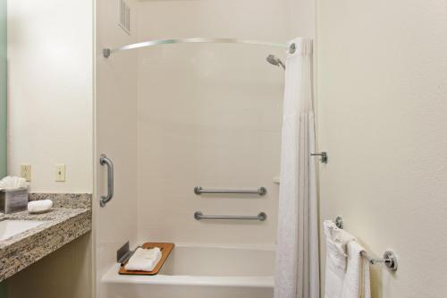 Queen Studio Suite with Tub - Disability Access/Non-Smoking