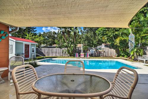 6 Mi to Beaches Seminole Retreat with Pool in 사라소타 브래든턴 국제공항