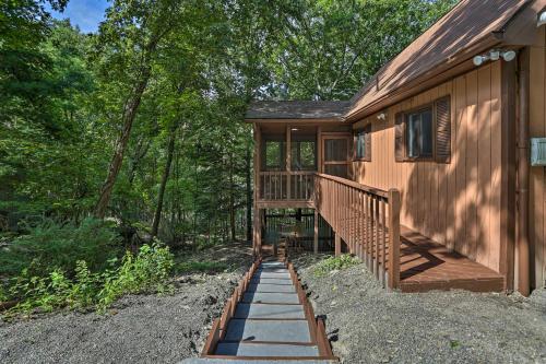 Saw Creek Cabin with 2 Decks and Resort Pool Access