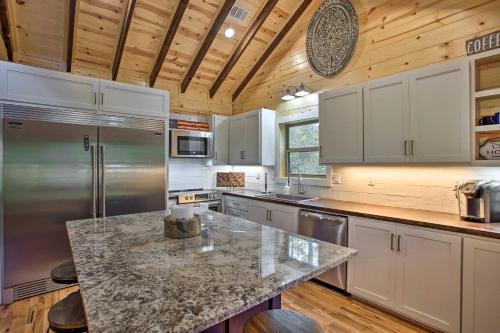 Large Luxury Cabin Game Room Fire Pit Deck - image 4