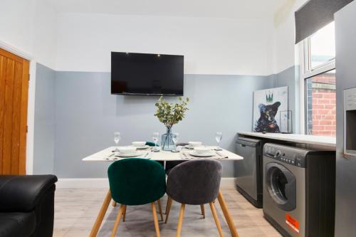 Exceptional Large House - Sleeps 8 - Parking, Leeds, West Yorkshire