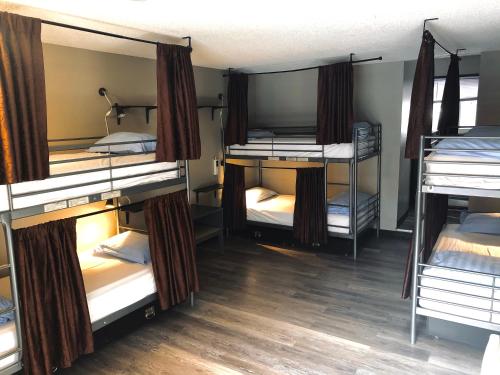 Banff International Hostel Room Type - Bed in 6 Bed Female Dormitory Room with Ensuite Bathroom