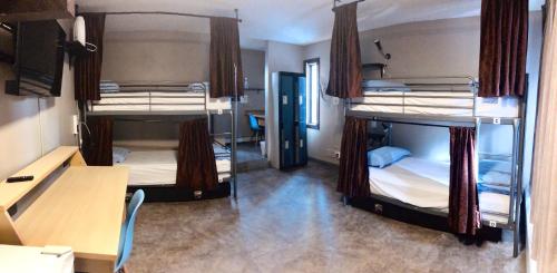 Banff International Hostel Room Type - Quadruple Room with Private Bathroom