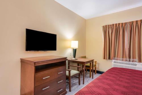 Econo Lodge Inn & Suites Little Rock SW