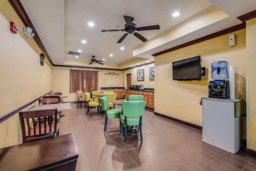 Econo Lodge Inn & Suites Little Rock SW