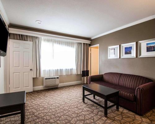 Comfort Suites San Clemente Beach - image 10