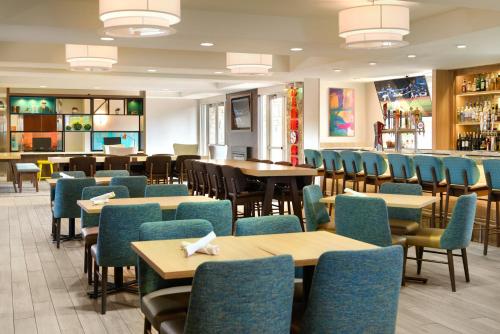 홀리데이 인 & 스위트 오클랜드 에어포트 바이 IHG - 레스토랑