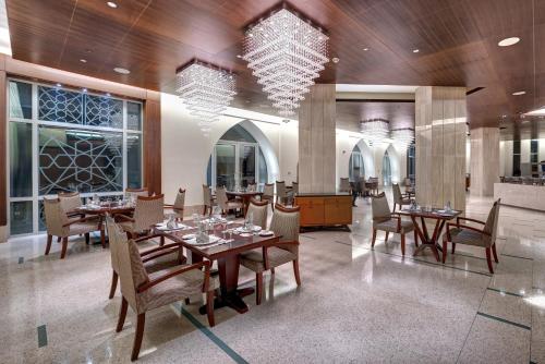 크라운 플라자 두큼 바이 IHG - 레스토랑