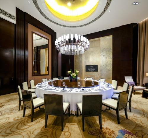 ห้องอาหาร, คราวน์ พลาซ่า เฉิงตู แพนด้า การ์เดน บาย IHG-ใกล้ แพนด้า เบส (Crowne Plaza Chengdu Panda Garden By IHG-Near Panda Base) in เฉิงตู ปันดา เบส