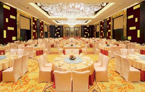273388544 Crowne Plaza Guangzhou Huadu by IHG - Free Shuttle bus between hotel to Exhibition Center During Canton Fair