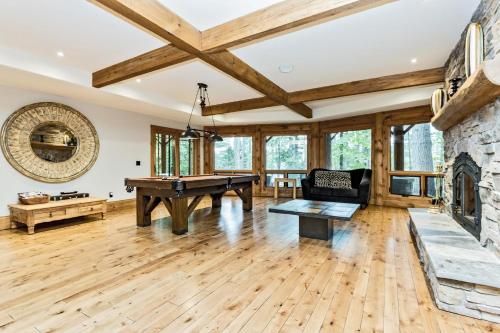 Large Luxury Lakefront Cottage Calabogie