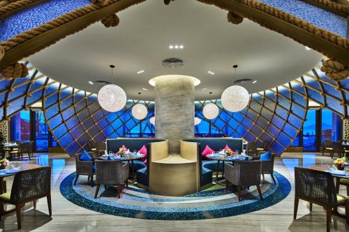 Restaurant, Crowne Plaza Ningbo Xiangshan Sea View By IHG in Xiangshan